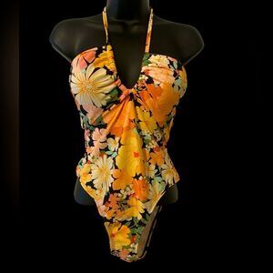 Women’s swimsuit NWT floral one piece halter key hole swimsuit size L